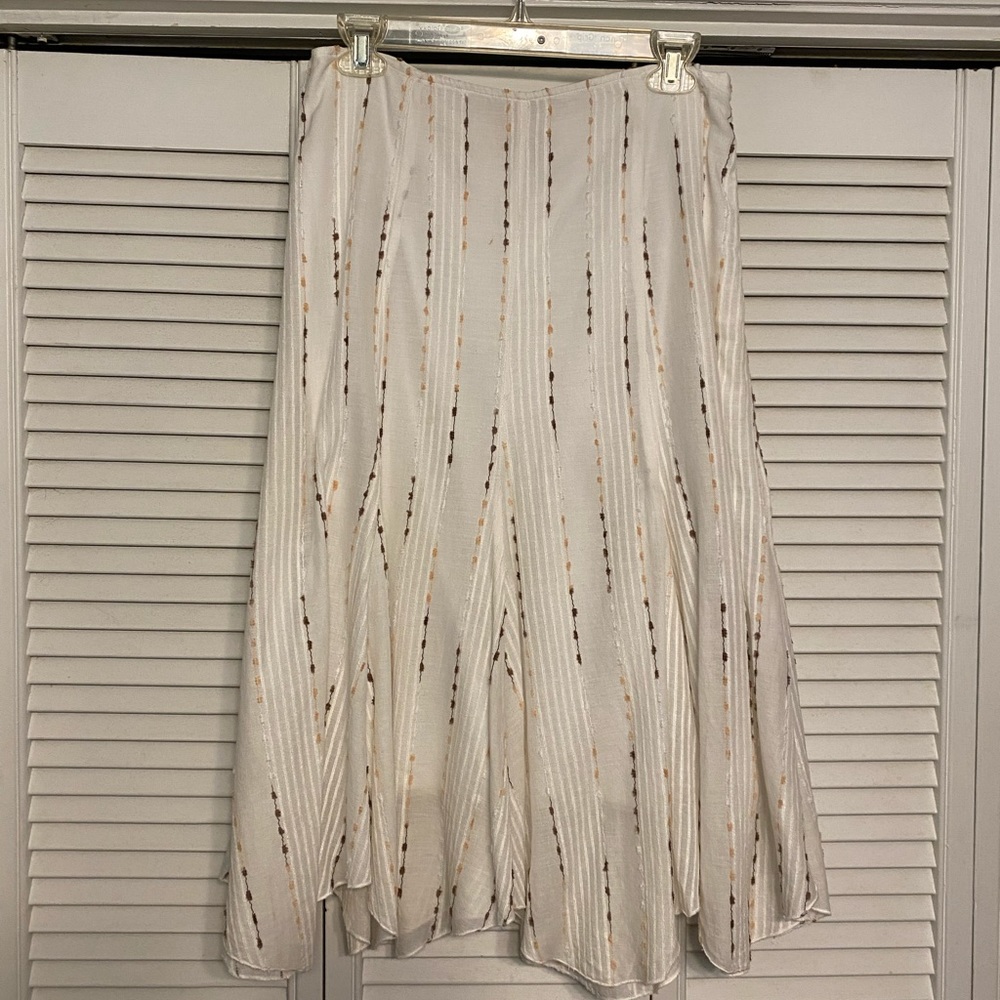 Ambiance Apparel skirt, size 8, white with brown and peach detail. Side zipper